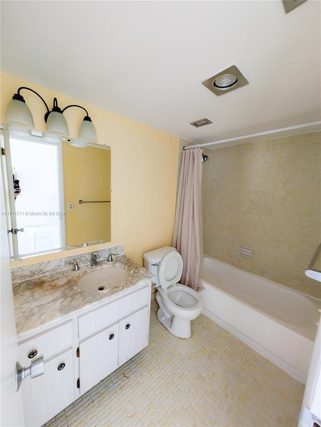 full bathroom with shower / tub combo with curtain, vanity, and toilet