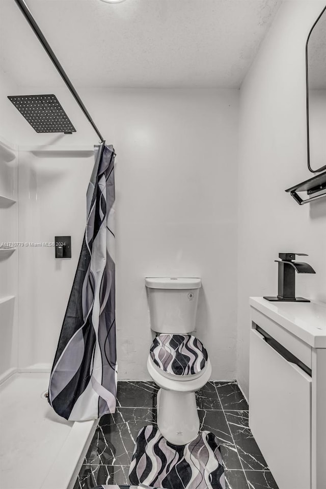 bathroom featuring a shower with curtain, vanity, and toilet