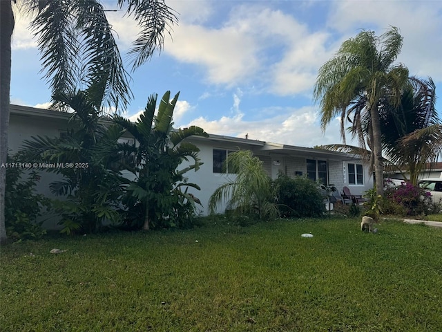 view of front facade with a front yard