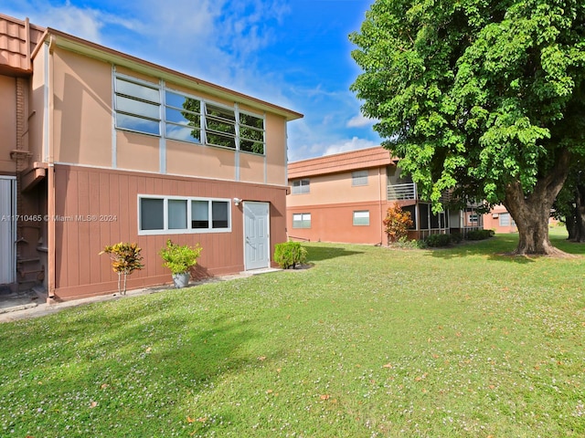 view of front of home featuring a front lawn