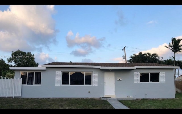 view of front facade with a front lawn