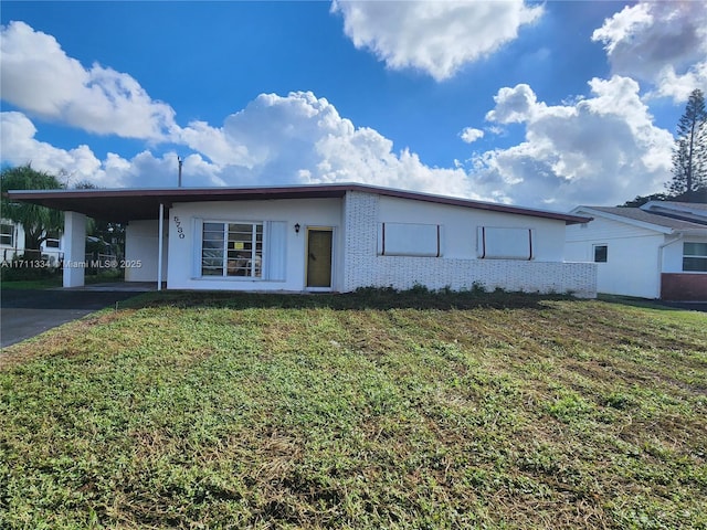 view of front of home featuring a carport and a front yard