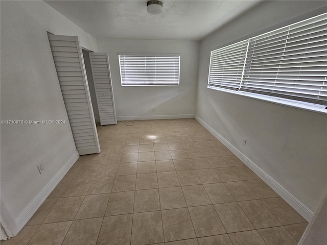 empty room featuring light tile patterned floors