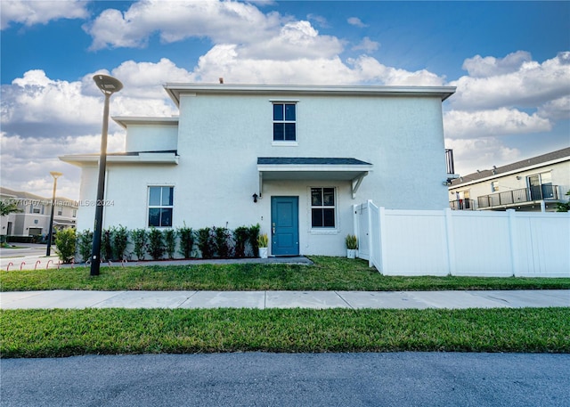 view of front of house featuring a front lawn