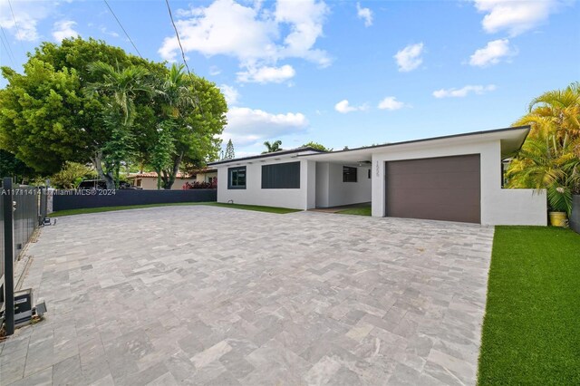 view of front of house featuring a garage and a front yard