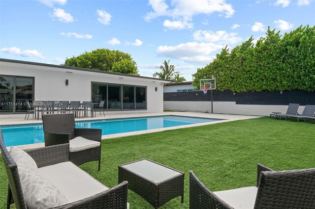 view of swimming pool featuring a yard