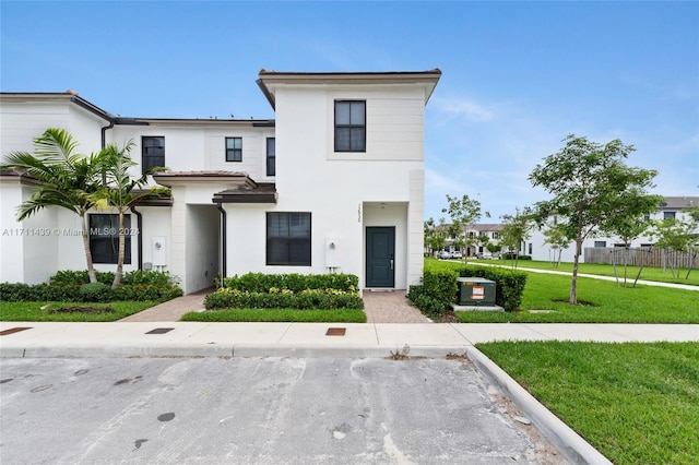 view of front of home with a front lawn