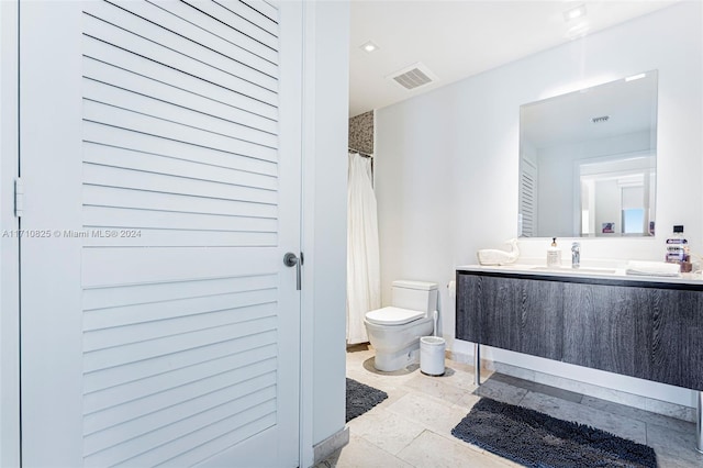 bathroom featuring vanity, curtained shower, and toilet