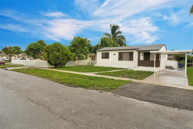 view of front facade featuring a carport and a front lawn