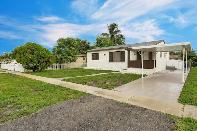 view of front of house featuring a front lawn and a carport