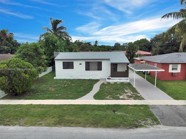 view of front facade featuring a carport and a front yard