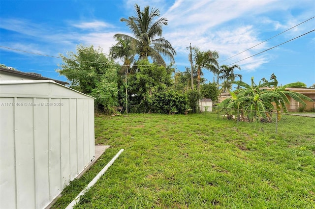 view of yard featuring a storage shed