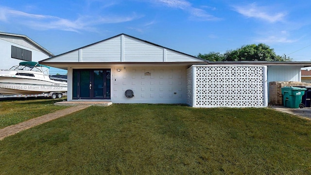 view of front facade with a front yard