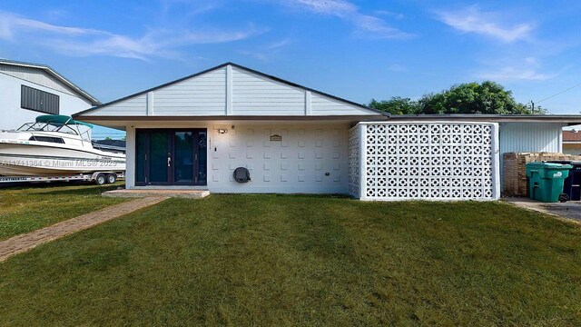 view of front of property with a front lawn