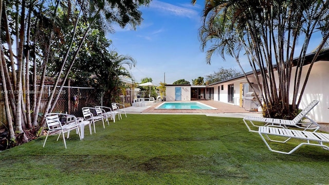 view of yard featuring a fenced in pool