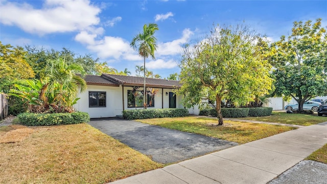 view of front of house featuring a front lawn