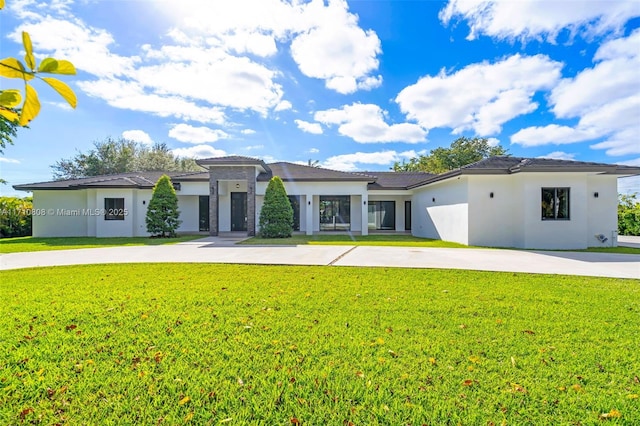 view of front of home featuring a front yard