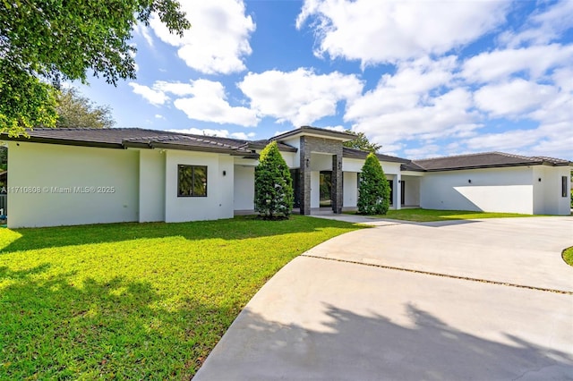 view of front of property featuring a front lawn