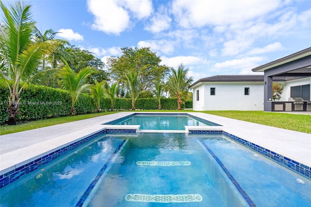 view of pool with an in ground hot tub, area for grilling, a yard, and grilling area