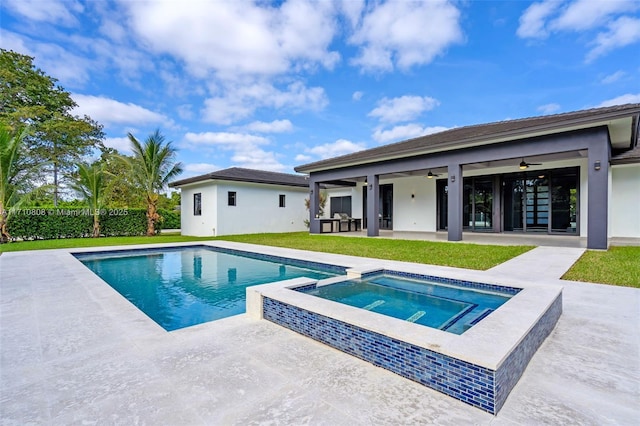 view of pool featuring ceiling fan, a yard, an outdoor living space, a patio area, and an in ground hot tub