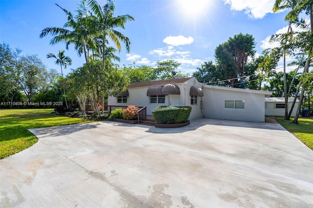 view of front of house featuring a front yard