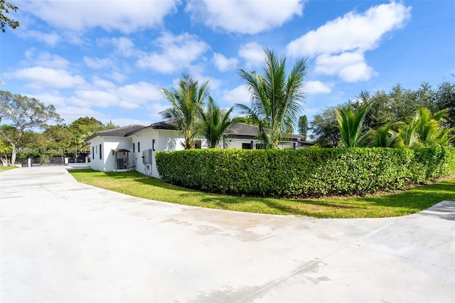 view of front of home with a front lawn