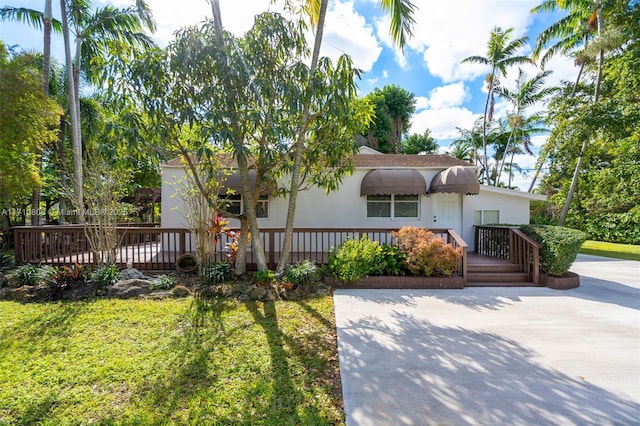 view of front of house with a front lawn