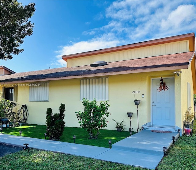 view of front of property with a front lawn