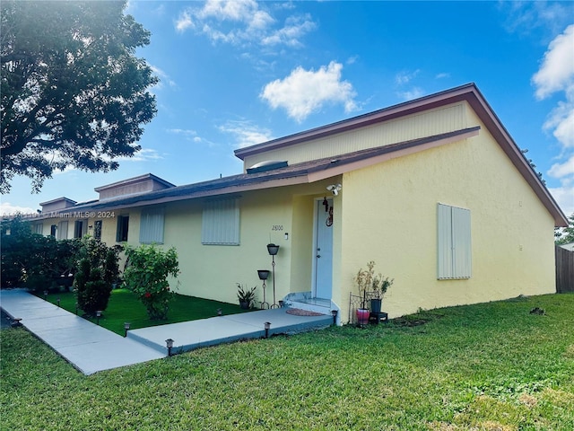 view of front of home with a front lawn