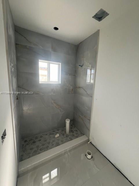 bathroom featuring a tile shower