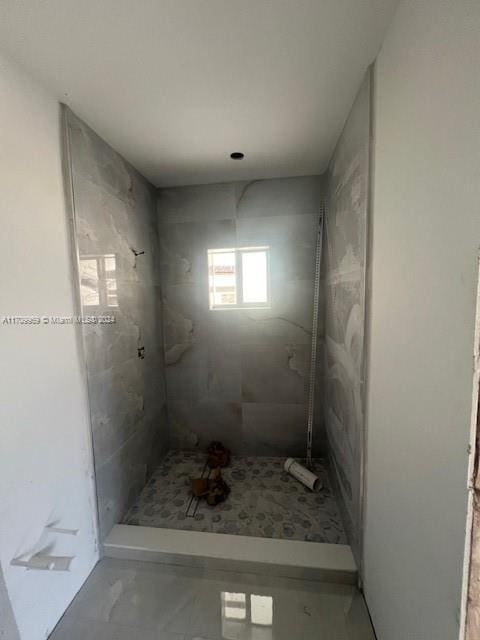 bathroom featuring a tile shower