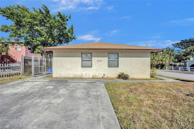 single story home with a front yard