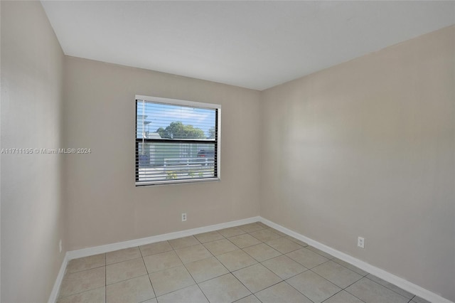 unfurnished room featuring light tile patterned flooring