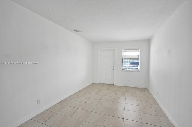 empty room featuring light tile patterned floors