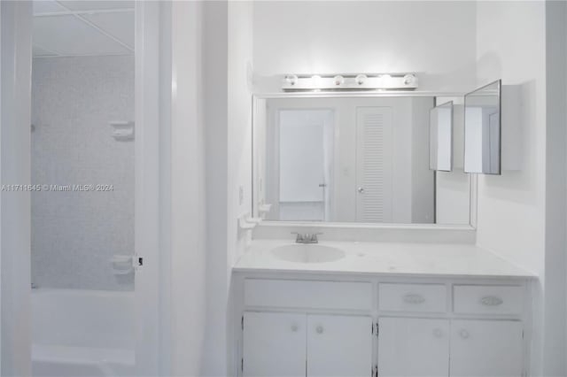 bathroom with vanity and tiled shower / bath