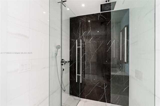 bathroom featuring a tile shower