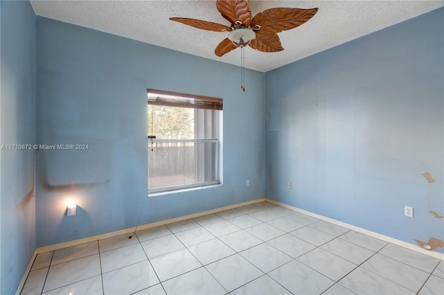 unfurnished room featuring ceiling fan and a textured ceiling