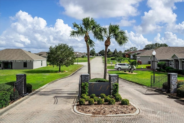 view of property's community featuring a yard