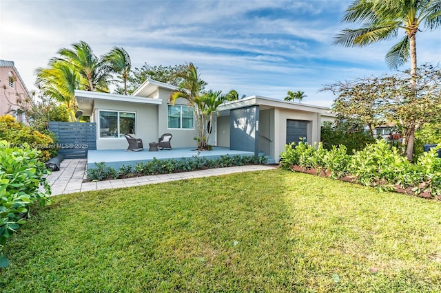 mid-century home with a garage, a front lawn, and stucco siding