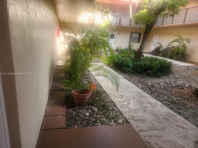 view of yard featuring a balcony