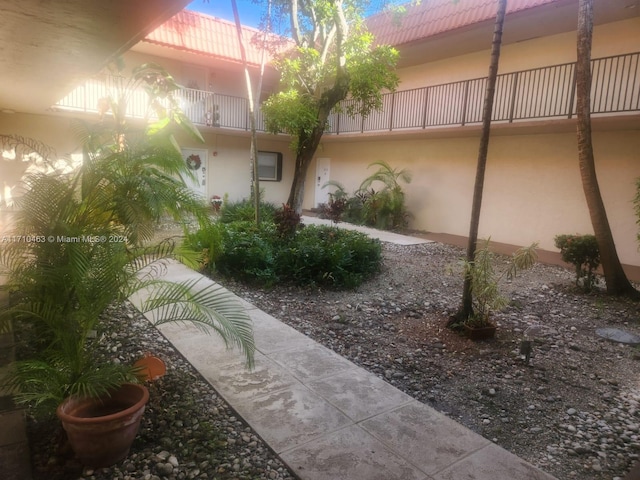 view of yard at dusk