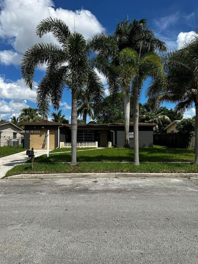 view of front facade featuring a front yard