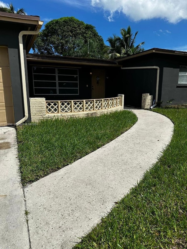 view of front of home with a front lawn