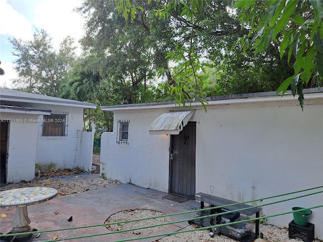 property entrance featuring a patio area