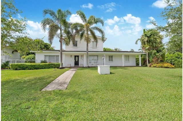 view of front of property featuring a front yard