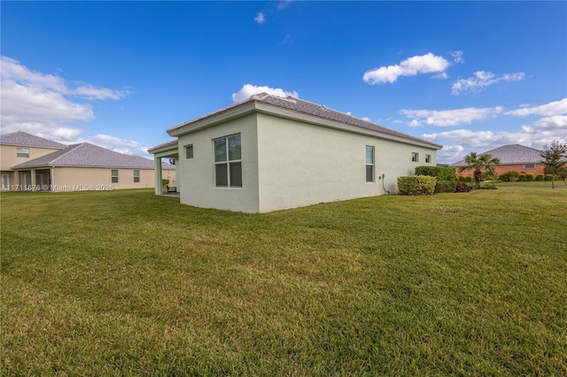 view of side of property featuring a lawn