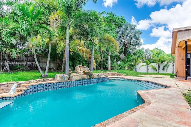 view of swimming pool