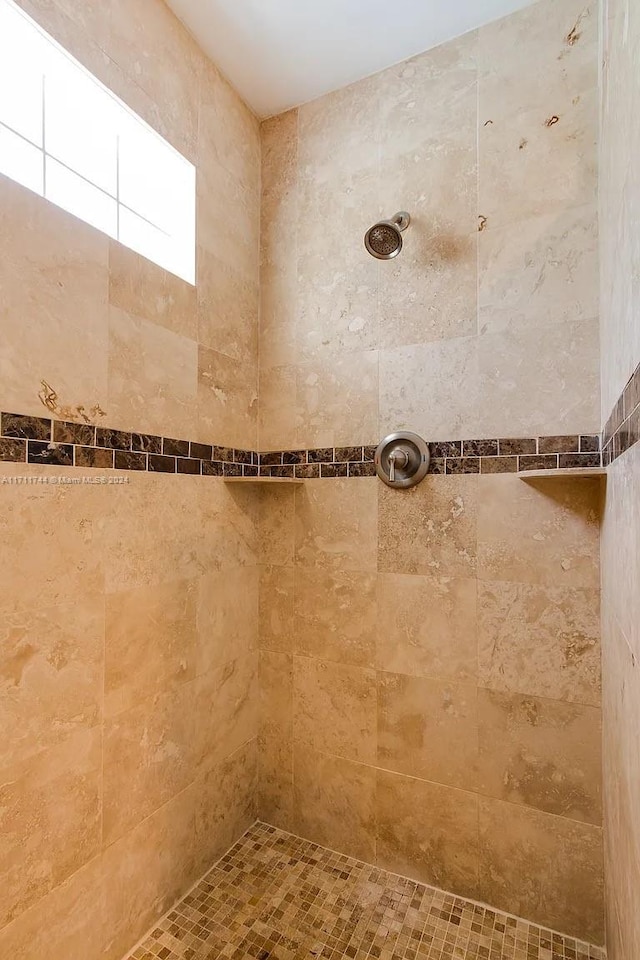 bathroom featuring a tile shower