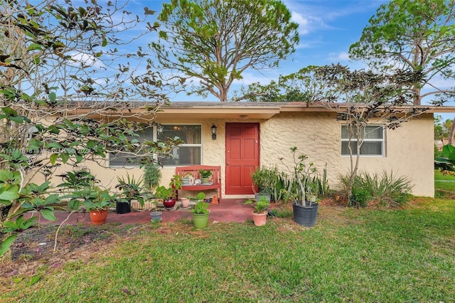 view of front of house with a front lawn