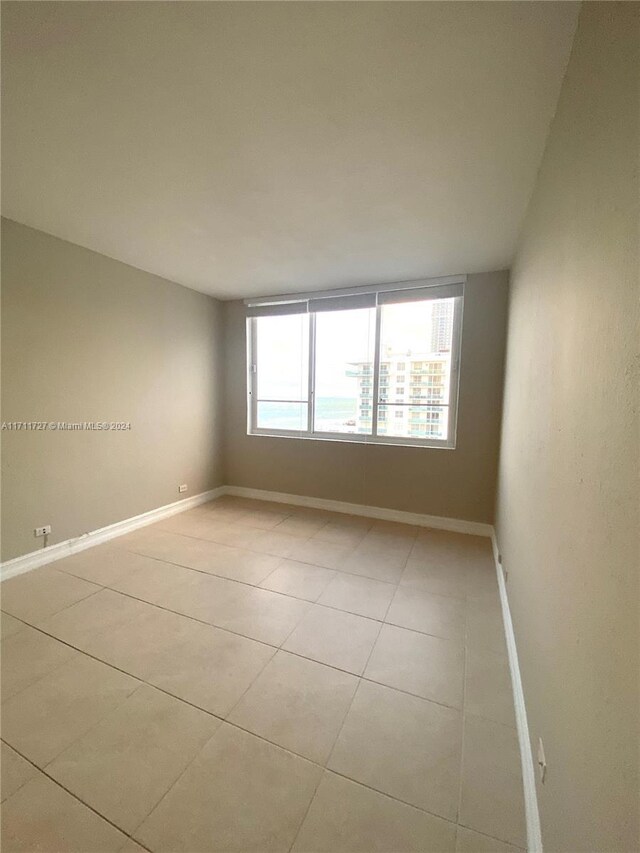 empty room featuring light tile patterned floors